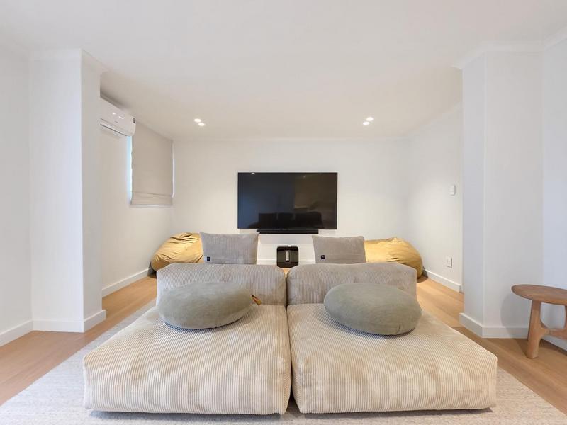 5 Bedroom Property for Sale in Green Point Western Cape